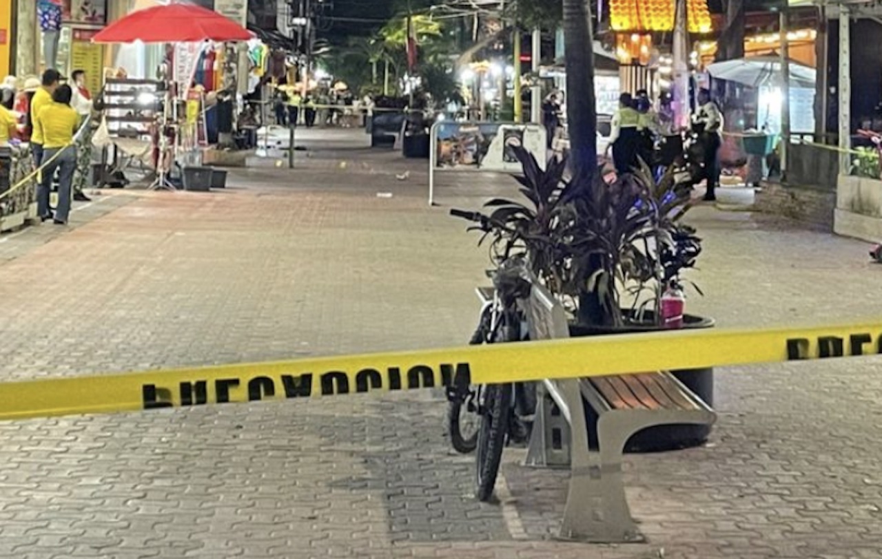 Hombre es asesinado a balazos en la Quinta Avenida de Playa del Carmen