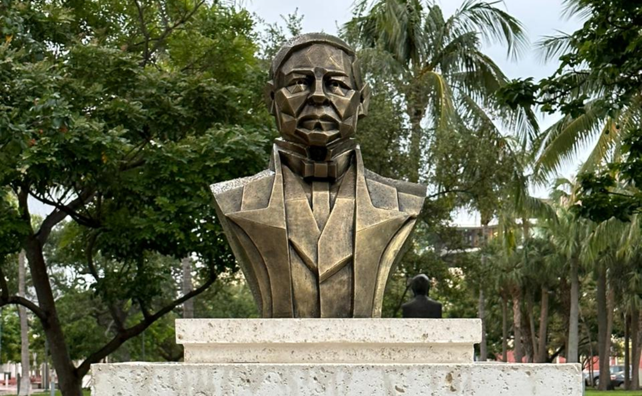 Un monumento de Benito Juárez es instalado en Miami Beach