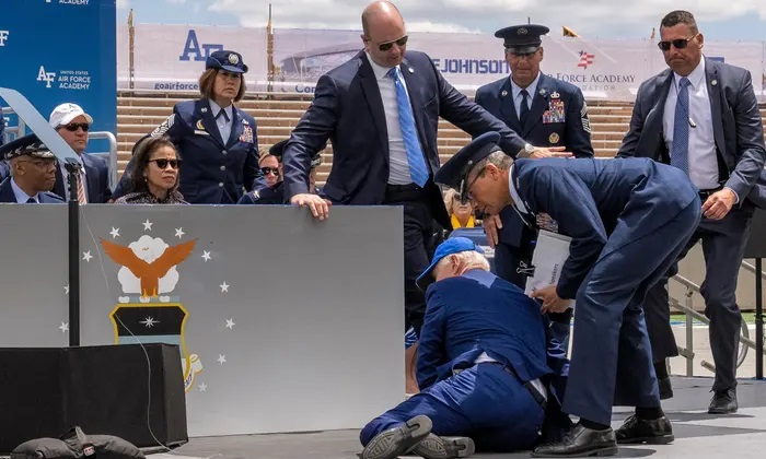 Biden se cae en la ceremonia de graduación de la Academia de la Fuerza Aérea de EU