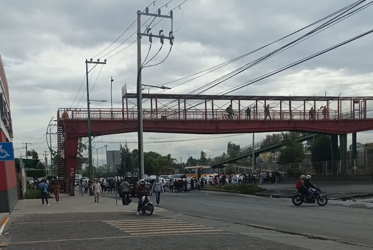 Maestros también cierran la Avenida Central en Ecatepec, Edomex