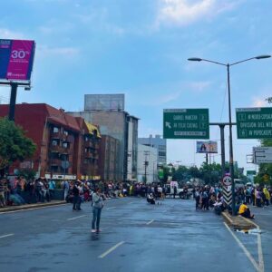 Bloqueo en avenida Universidad: Maestros de la CNTE protestan frente a la SEP