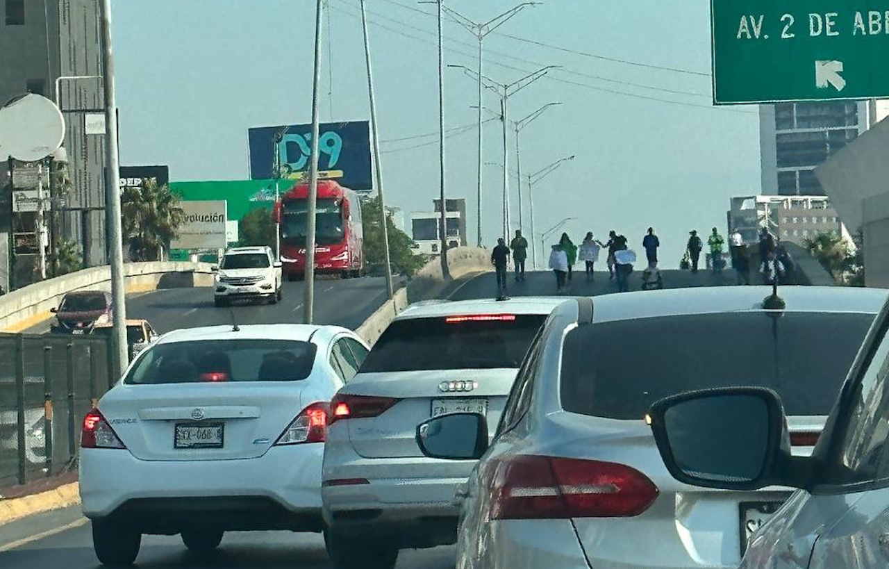 Manifestantes bloquean la Garza Sada, Monterrey, por falta de luz