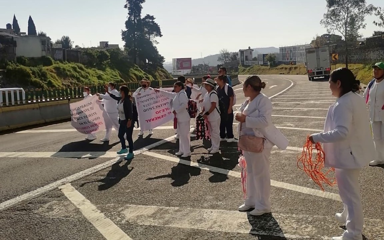 Trabajadores de la salud que exigen bases bloquean la México-Cuernavaca