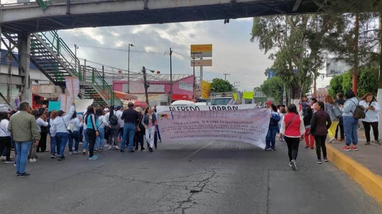 Profesores protestan en autopista y carretera México-Puebla, en Edomex