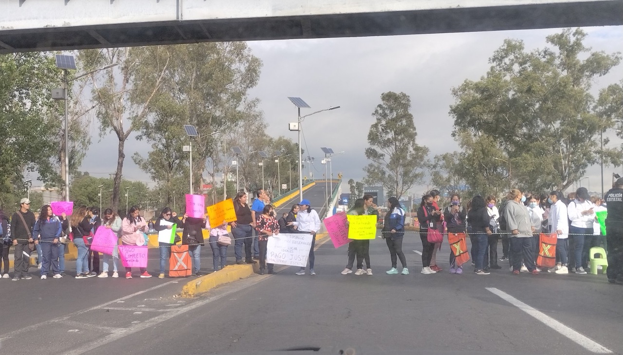 Maestros cierran la avenida Mario Colín en Tlalnepantla, Edomex