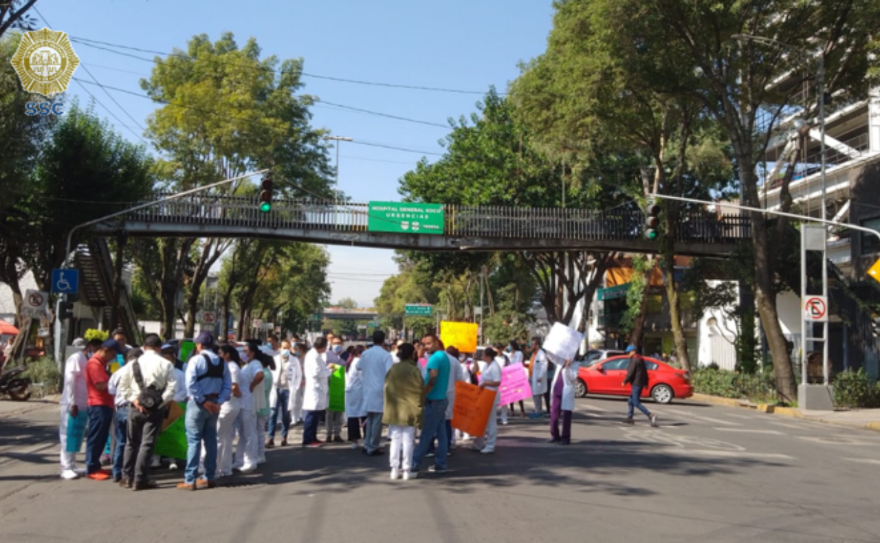 Médicos del Hospital de Xoco realizan bloqueos para exigir mejores condiciones laborales
