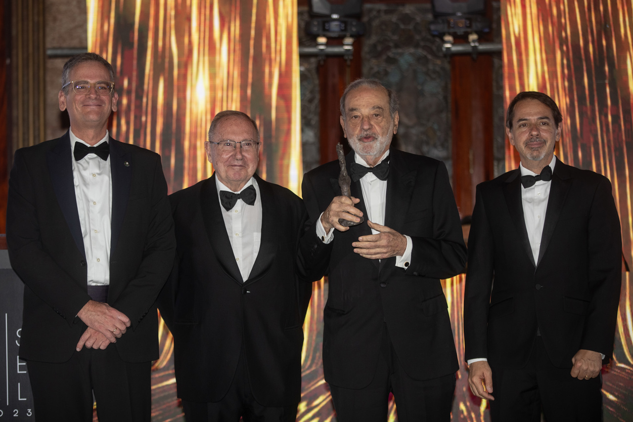 Carlos Slim recibe el Premio Vasco de Quiroga en España