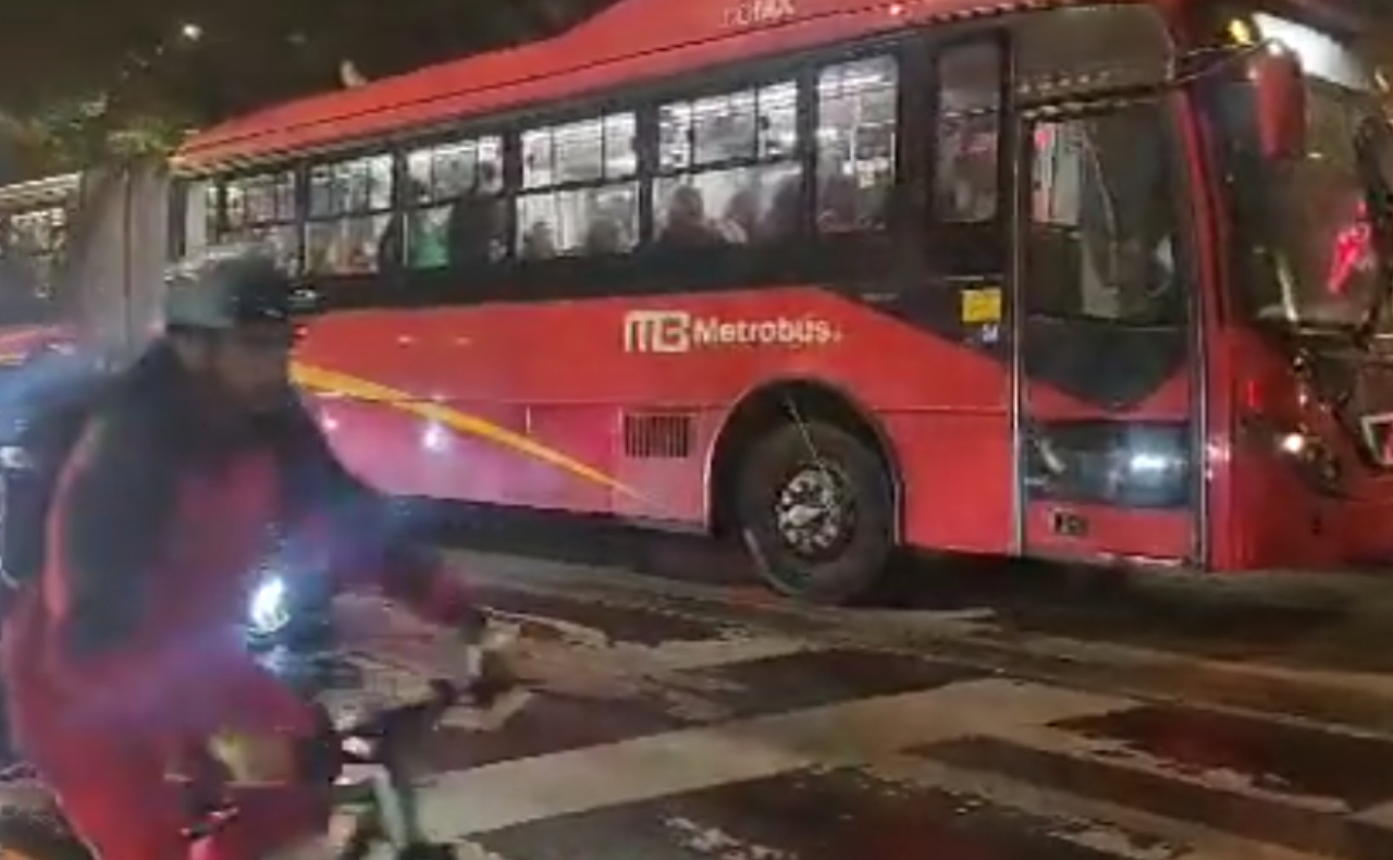 Una persona muerta deja choque entre Metrobús y una motocicleta