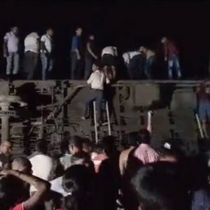 Choque de trenes en la India deja al menos 70 muertos y más de 300 heridos