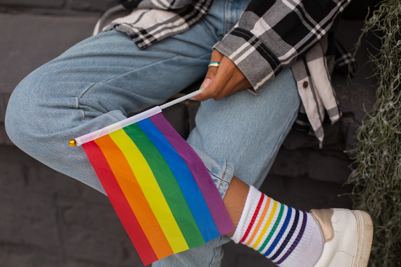 Corte de EU avala que negocios se nieguen a atender a personas LGBT