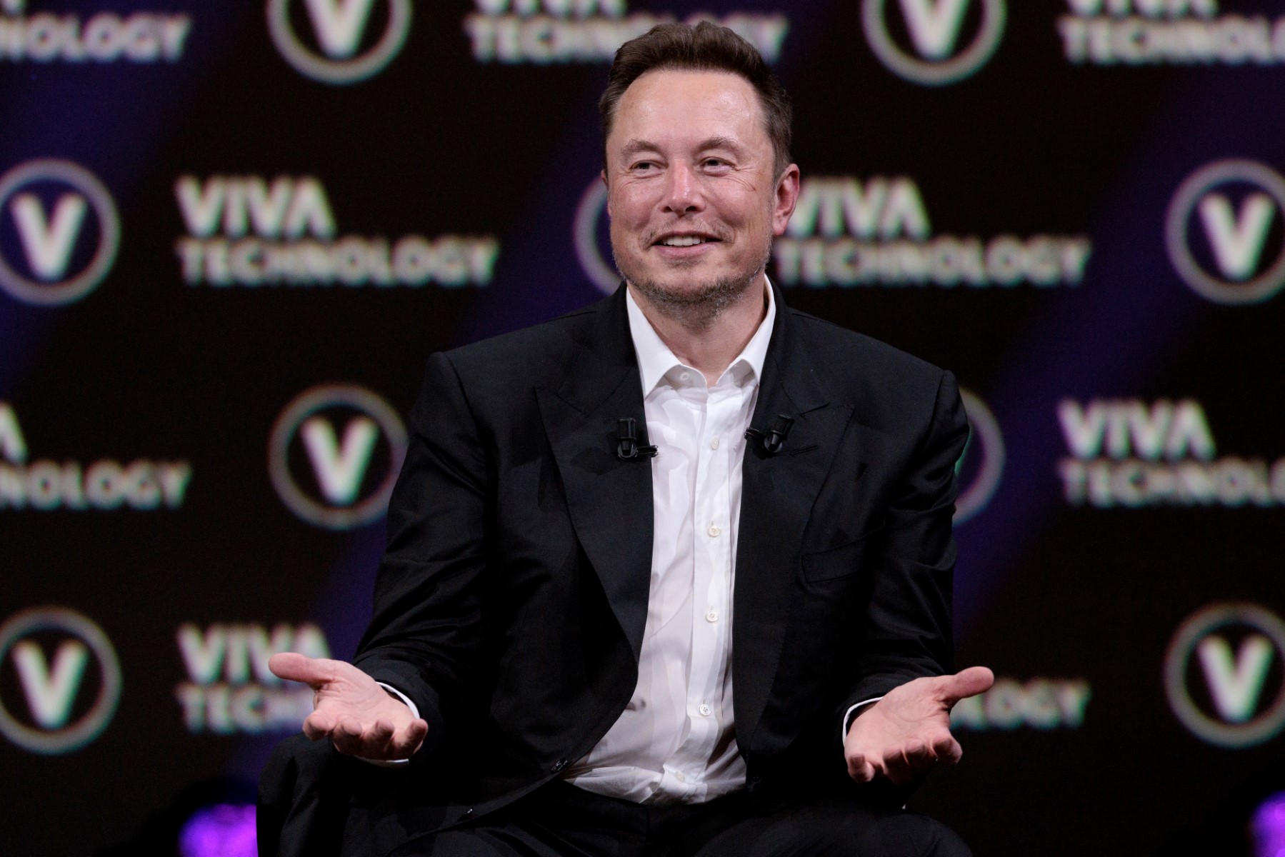 Elon Musk perfila implantes neuronales en humanos en 2023