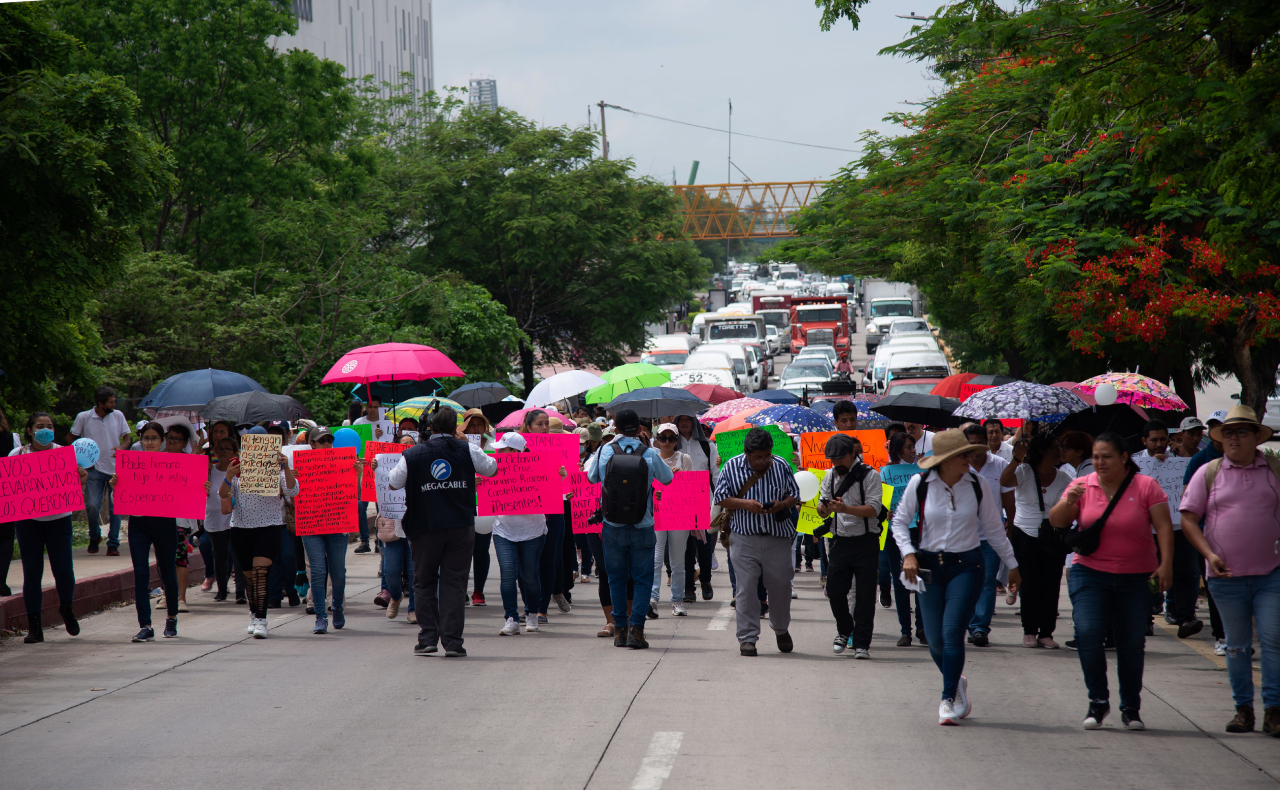 Familiares de funcionarios secuestrados marchan para exigir su liberación en Chiapas