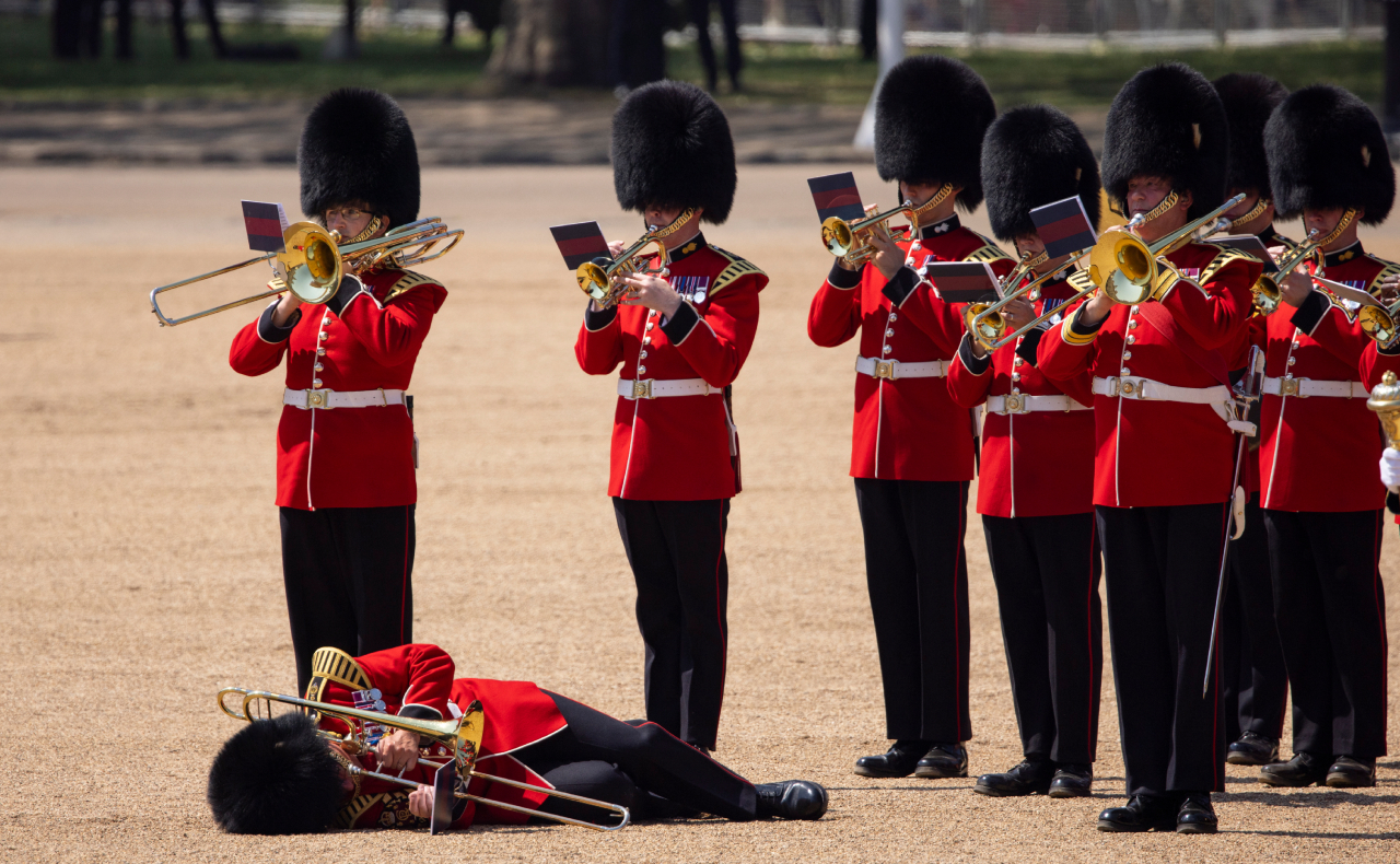 Guardias reales se desmayan por las altas temperaturas en Londres