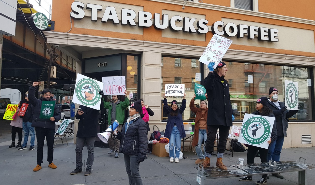 Sindicato de EU llama a huelga por rechazo de Starbucks a decoración LGBT