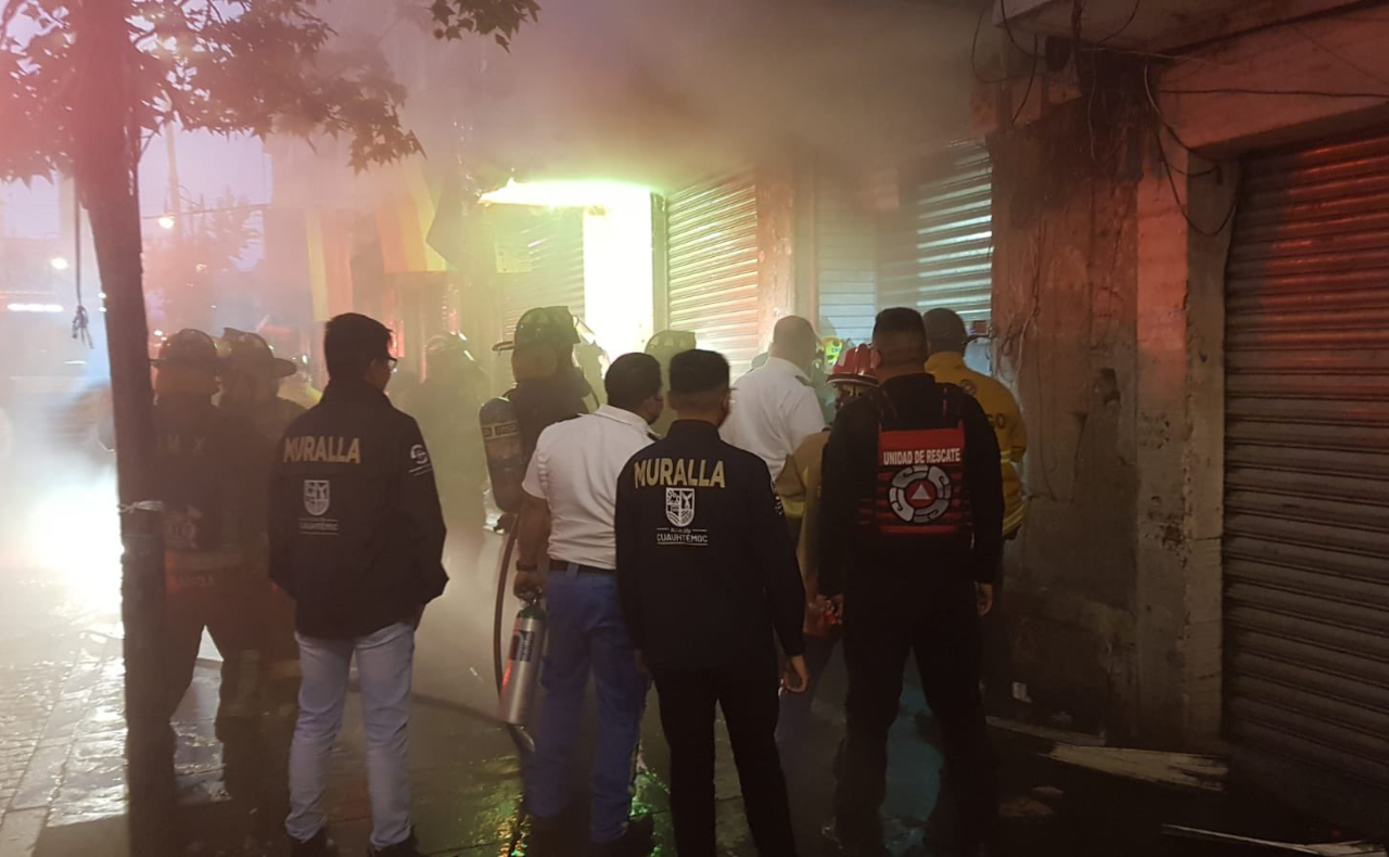 Un incendio consume dos locales del Centro Histórico de la CDMX