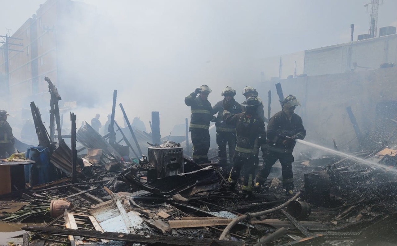 Incendio consume 20 viviendas en la colonia Atlampa de CDMX