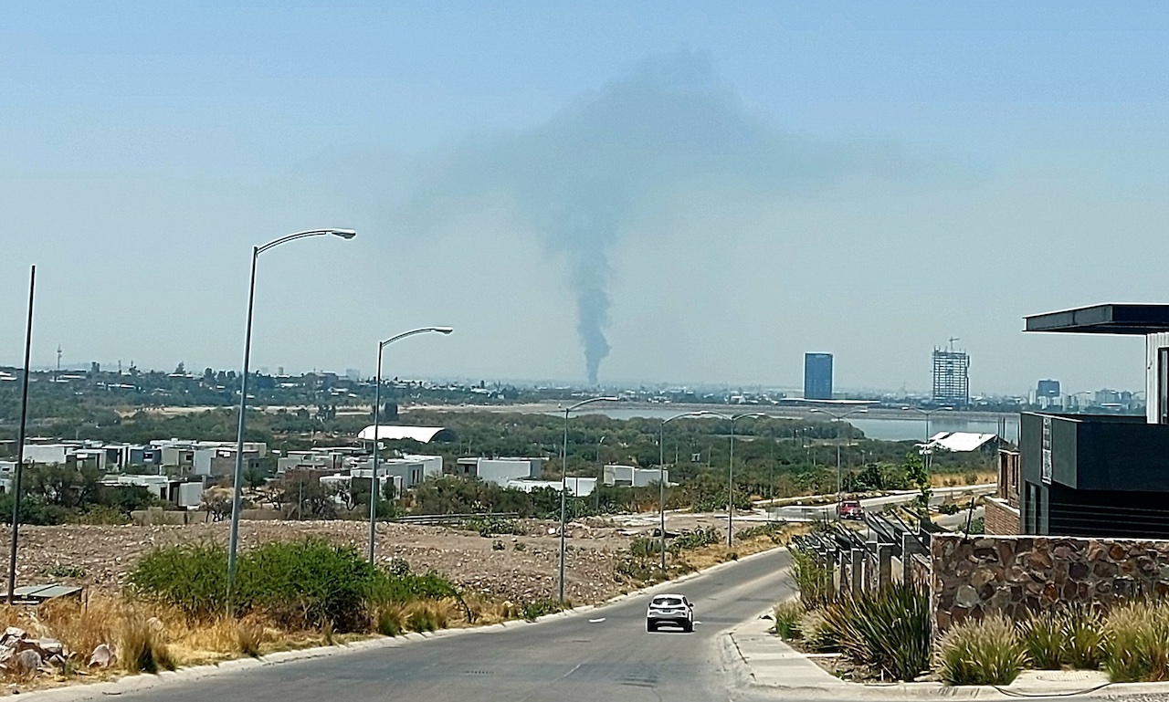 Incendio consume inmueble en León, Guanajuato