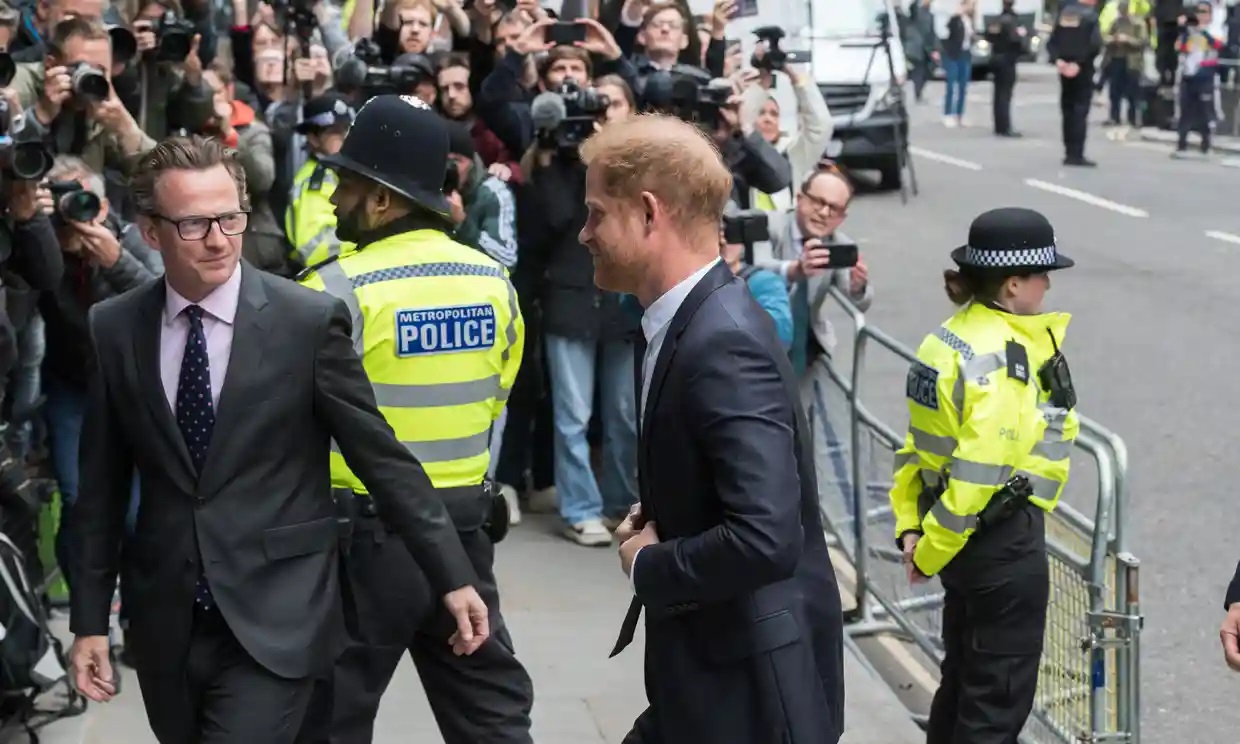 El príncipe Harry dice que la intrusión de los ‘viles’ periódicos sensacionalistas tuvo un impacto devastador