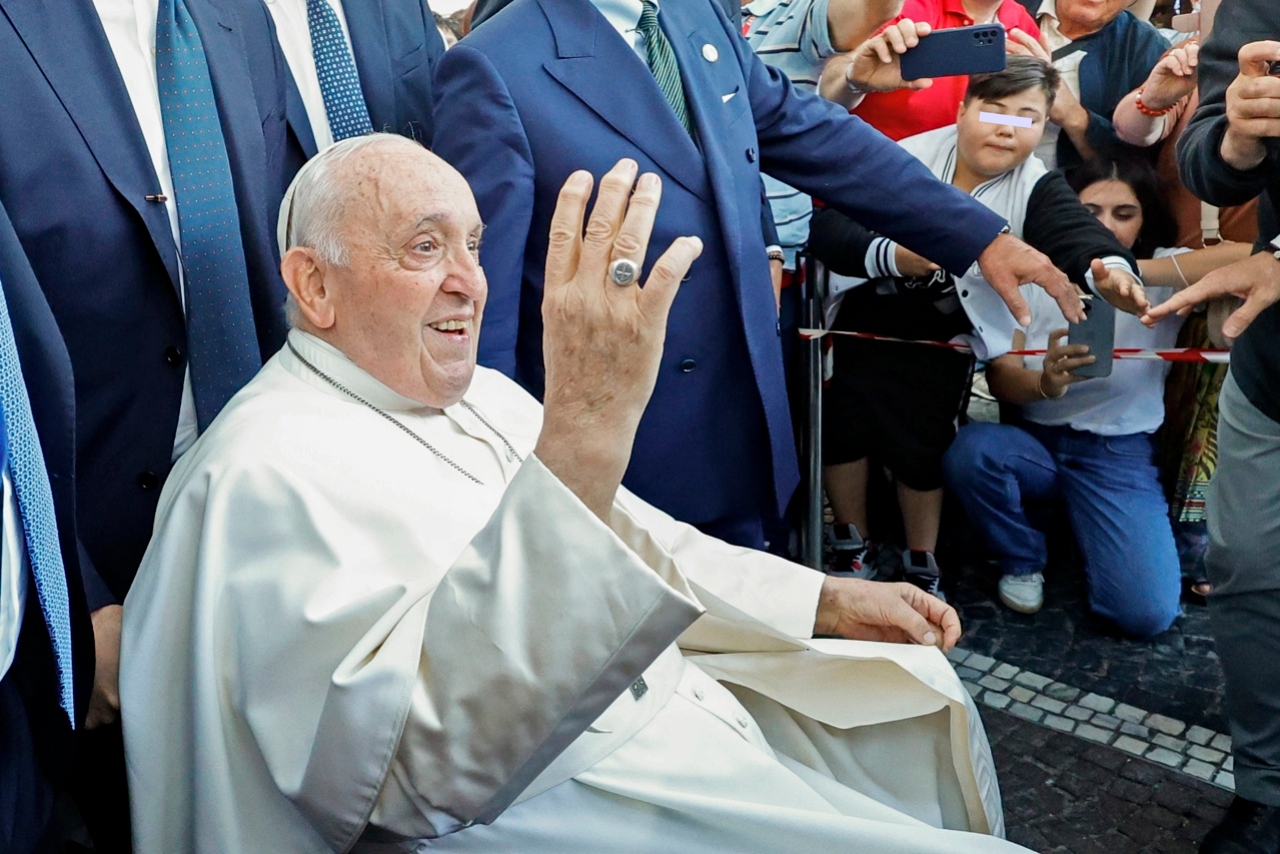 ‘Todavía vivo’: el papa Francisco bromea tras salir del hospital
