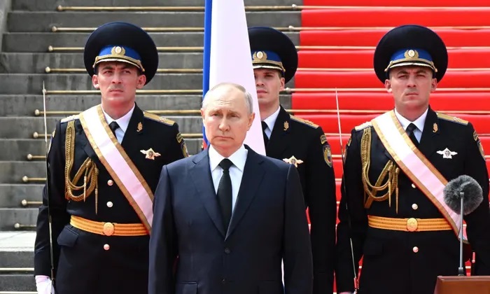 Putin sostiene que se evitó una guerra civil, mientras el líder del Grupo Wagner llega a Bielorrusia