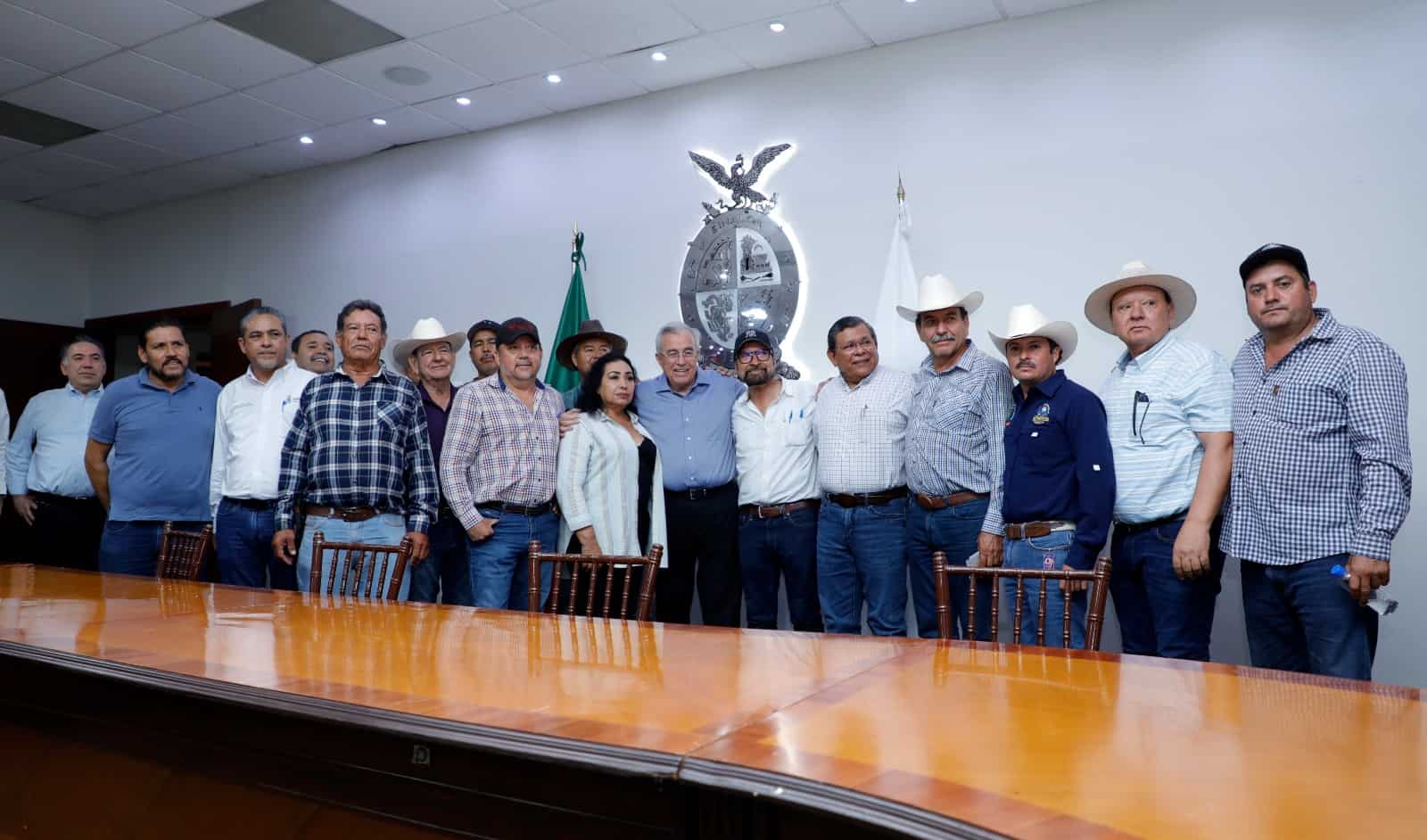 Gobernador de Sinaloa retoma diálogo con agricultores tras toma de Aeropuerto de Culiacán