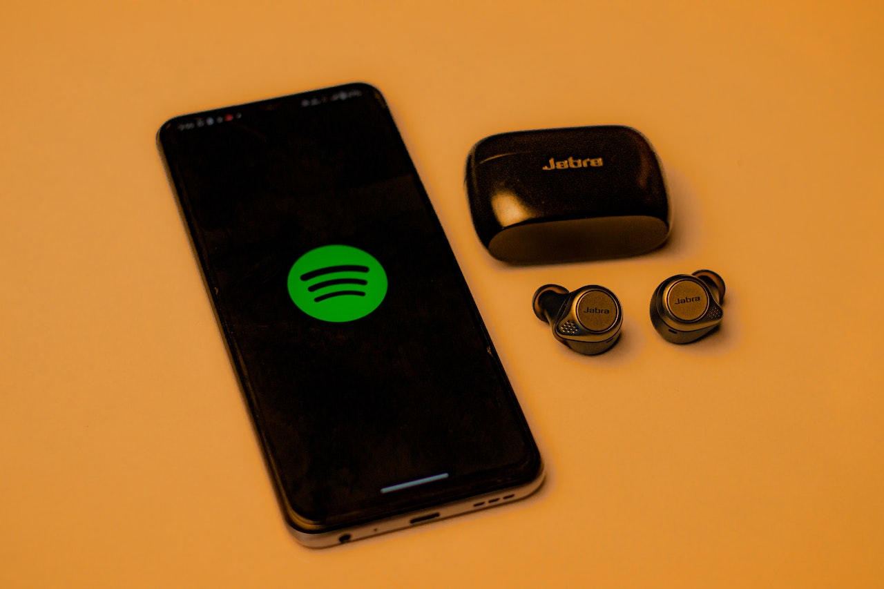 Spotify anuncia el despido de 200 empleados de podcast