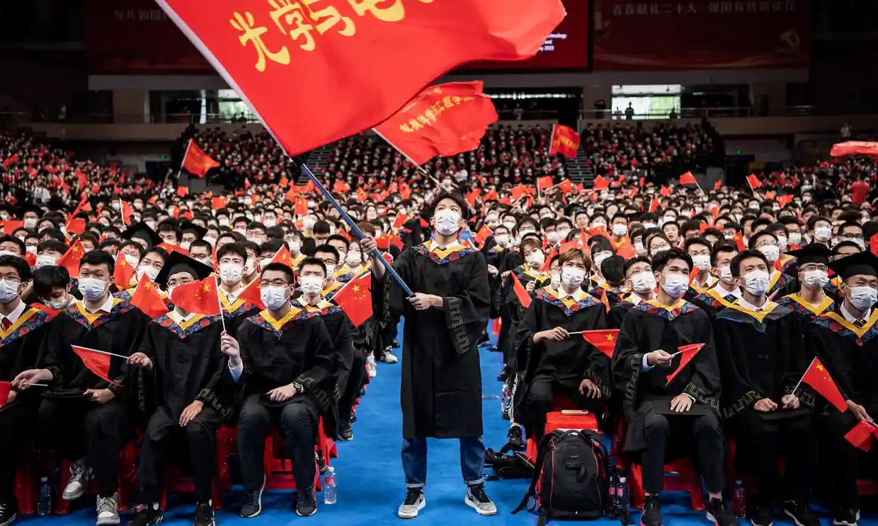 Graduados chinos se viralizan por fotos en medio de la ansiedad por los empleos