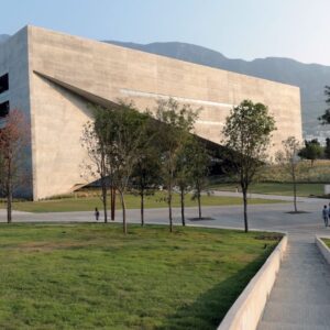 La Universidad de Monterrey anuncia plan de estudios con Tesla en la mira
