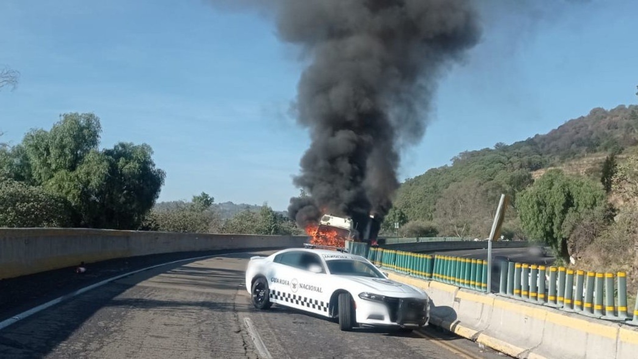 Un camión se quema en la México-Cuernavaca; cierran la vía