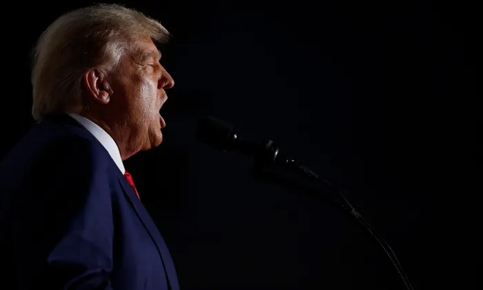 Trump alega ‘persecución política’ en un discurso tras la lectura de cargos