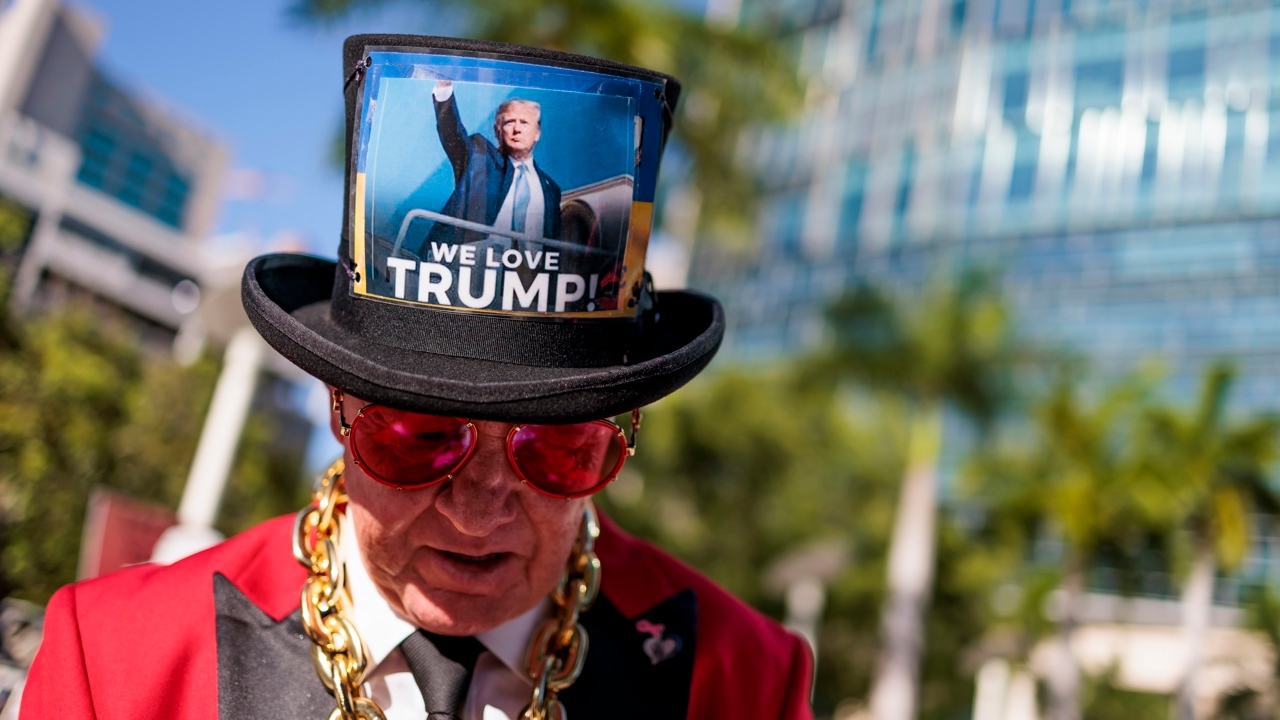 A favor y en contra, manifestantes llegan a Miami por audiencia de Trump