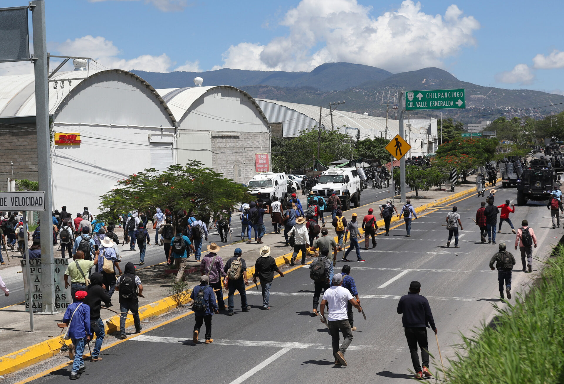Manifestantes vuelven a la Autopista del Sol en Chilpancingo,  Guerrero