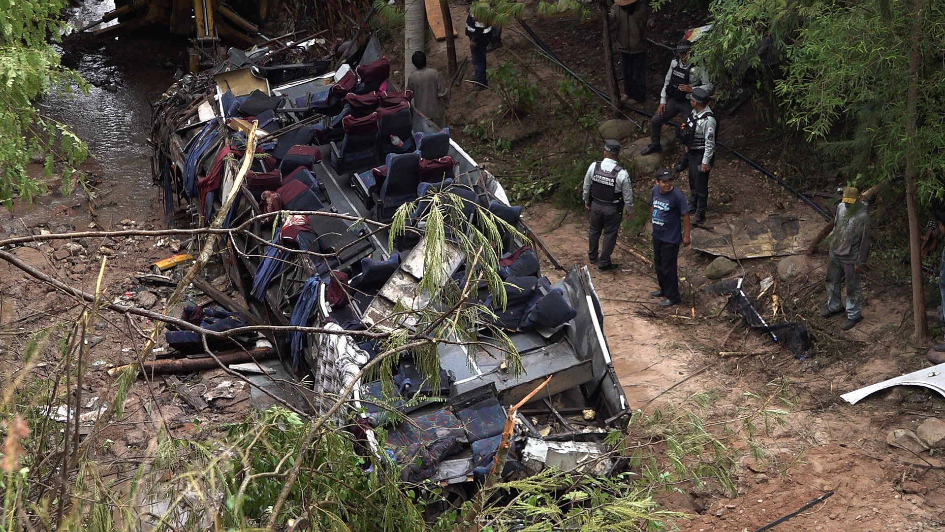 Suman 29 muertos por volcadura de autobús en Tlaxiaco, Oaxaca
