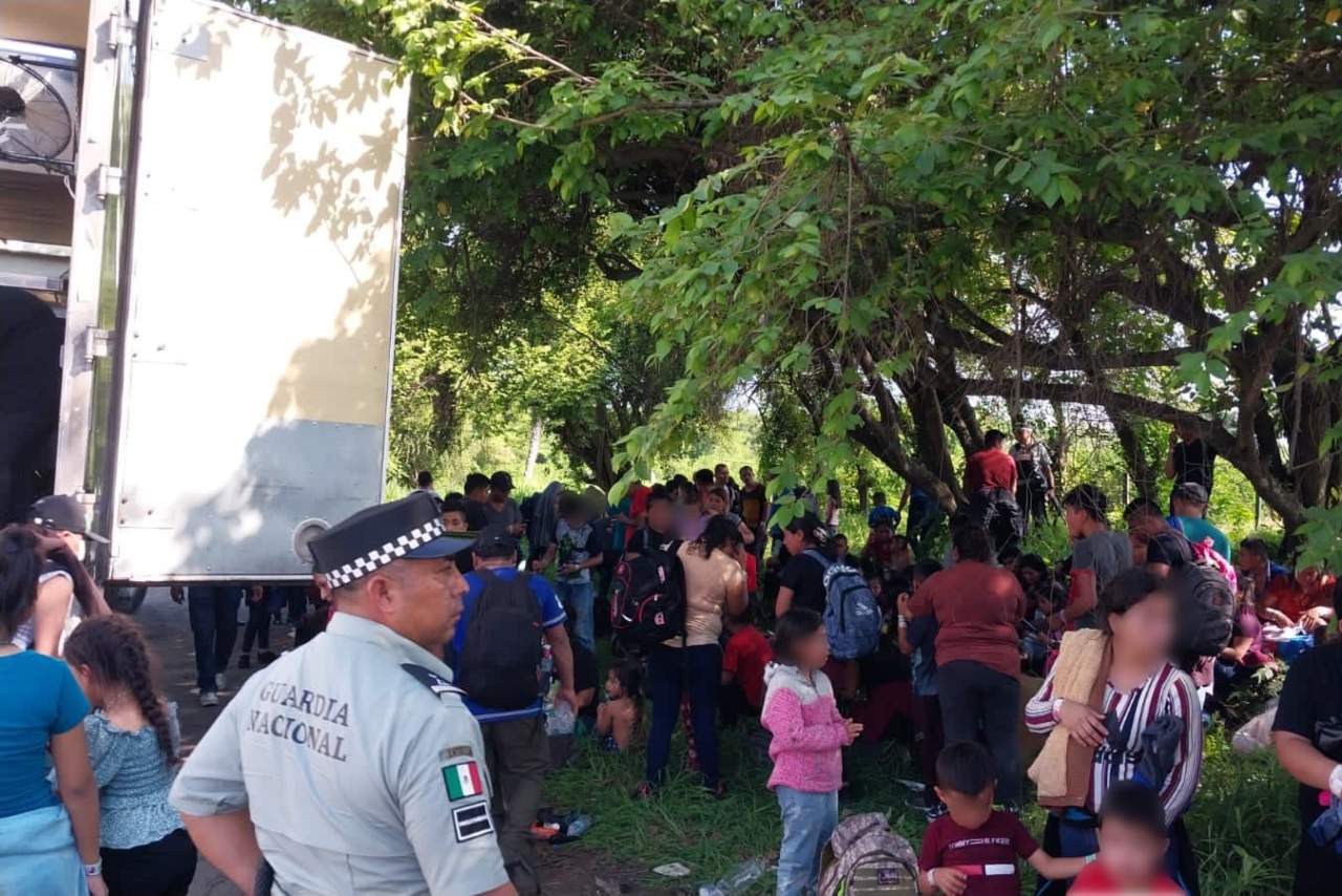 INM rescata a 148 migrantes hacinados en la caja de un tráiler en Veracruz