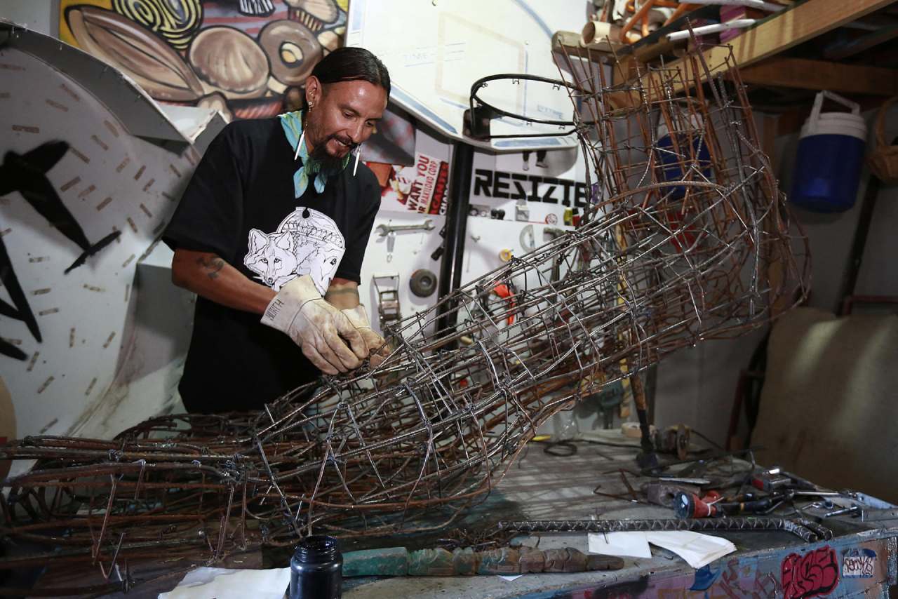 Crean escultura ‘Pie Migrante’ con vallas del muro fronterizo en Ciudad Juárez