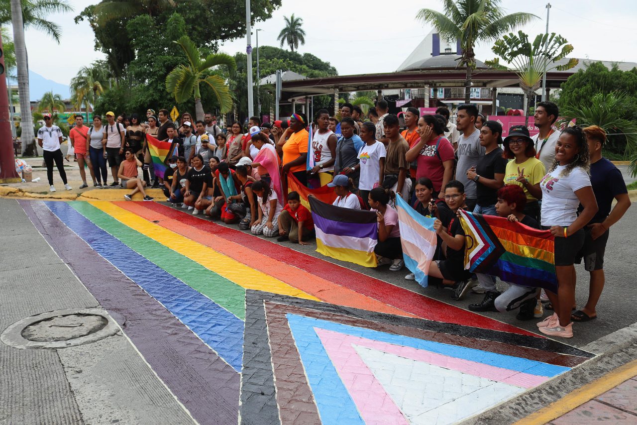 Migrantes LGBT+ pintan pasos peatonales en Tapachula para exigir respeto a sus derechos