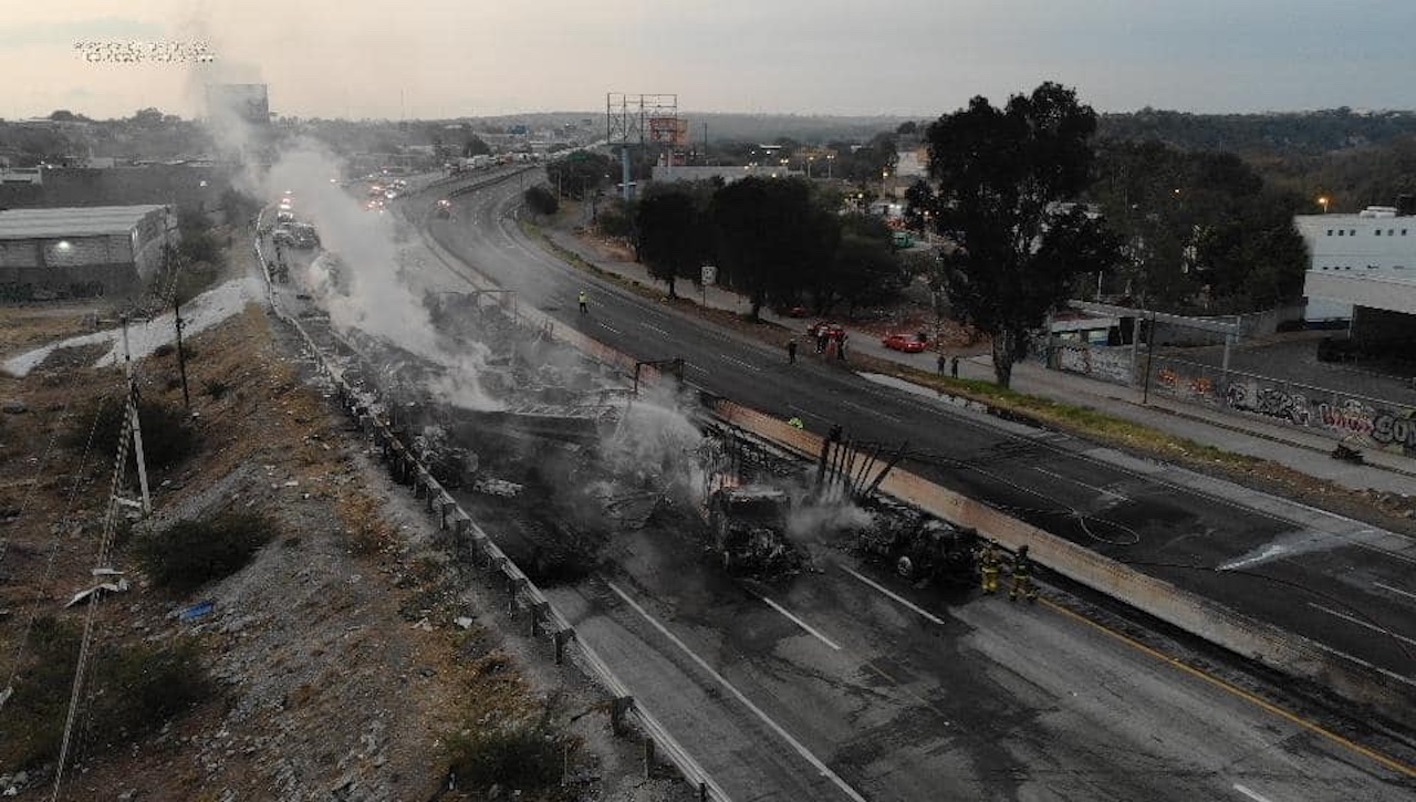 Tráilers chocan y se incendian en la México-Querétaro, en San Juan del Río