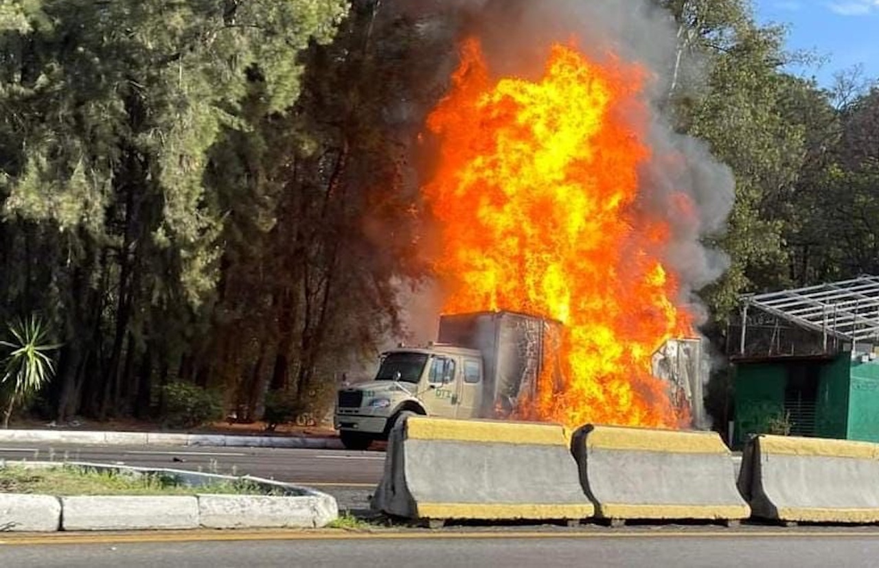 Autopista México-Cuernavaca: camión se incendia y auto sale de la autopista