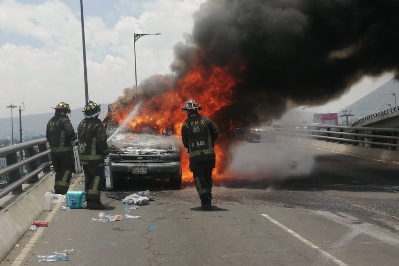Un auto se incendia en el puente de La Concordia en la México-Puebla