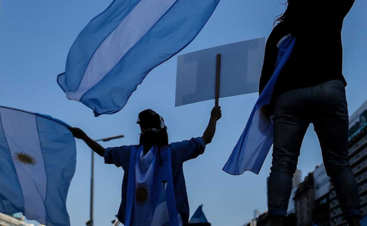 Argentina coloca deuda en el mercado local por más de 2 mdd