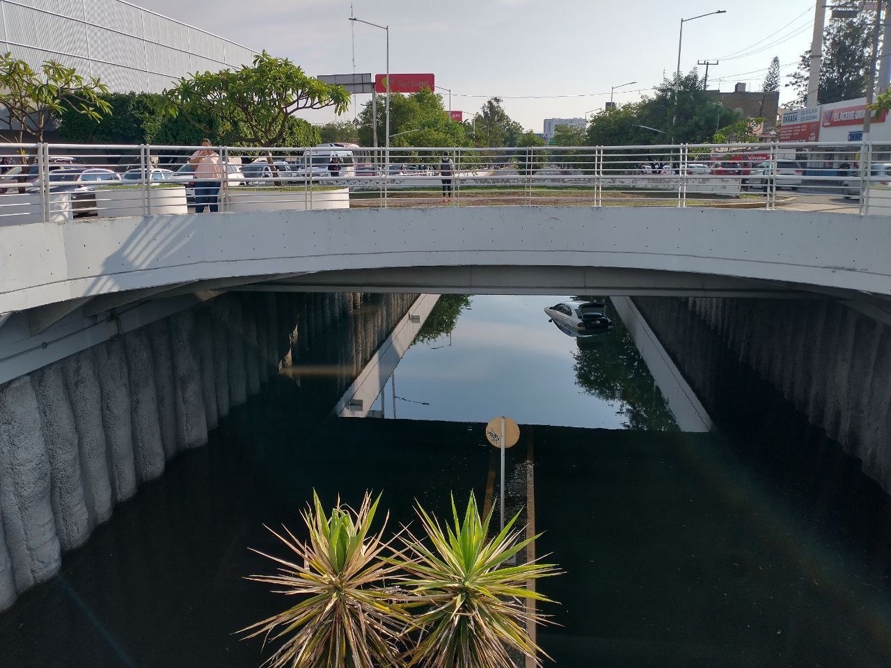 Avenida López Mateos de Zapopan: cierre por inundación en túnel
