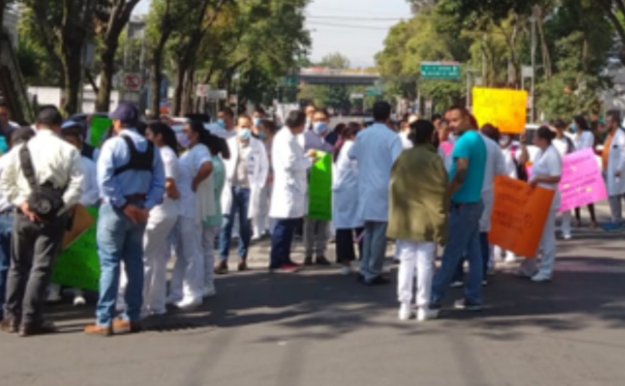‘Queremos transición’: Médicos bloquean Pino Suárez para exigir mejores condiciones