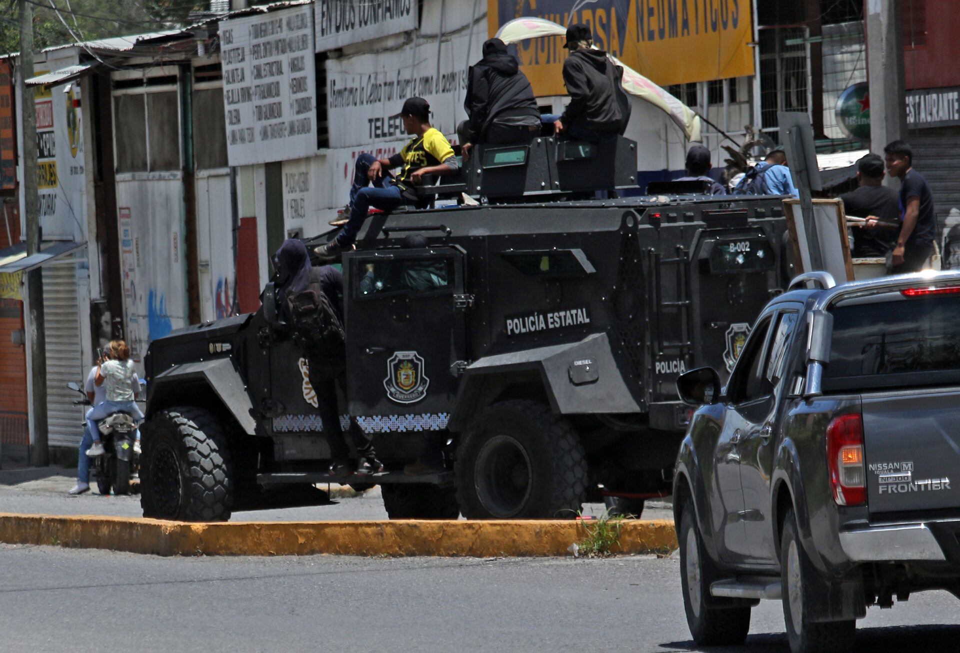 Manifestantes liberan a 13 funcionarios retenidos en Chilpancingo
