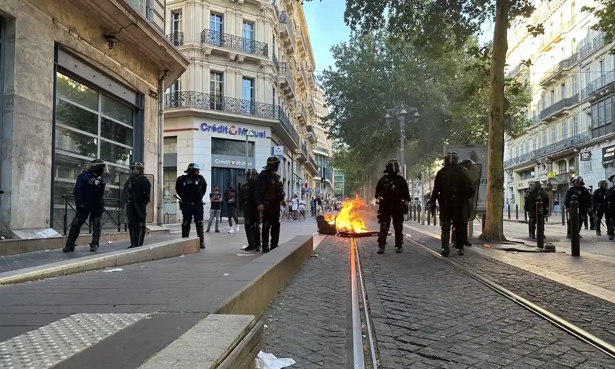 Macron plantea cortar o regular las redes sociales durante disturbios