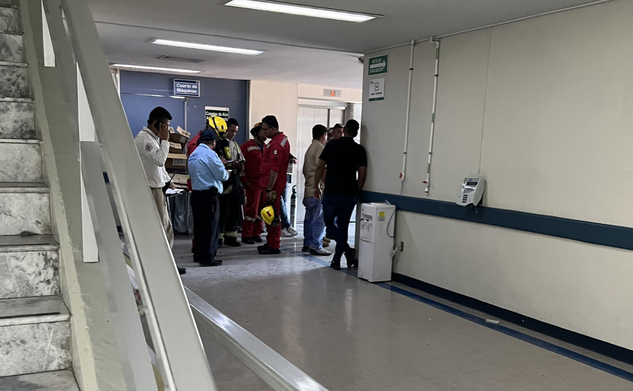 Fallas en elevador del IMSS deja 8 personas atrapadas en Guadalajara, Jalisco