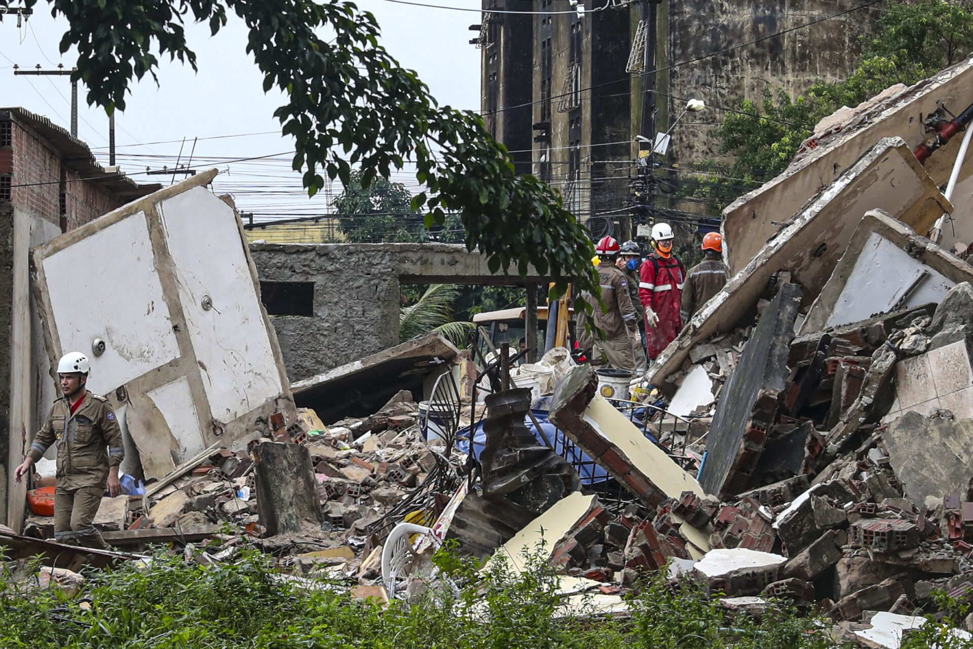 Derrumbe de edificio en Brasil deja 11 muertos, 7 heridos y 3 desaparecidos