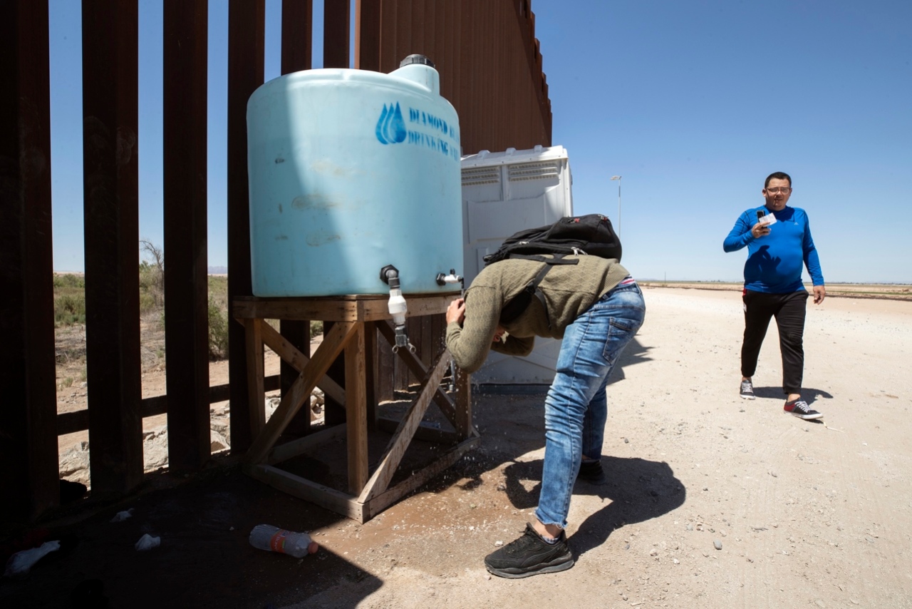 Colectivo pone más estaciones de agua en la frontera México-EU para migrantes 