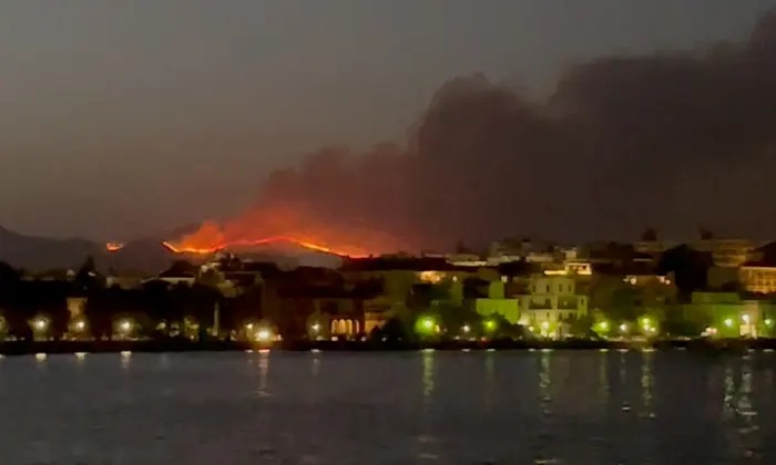 Grecia ‘en guerra contra los incendios’ mientras evacúa con urgencia a turistas en Rodas