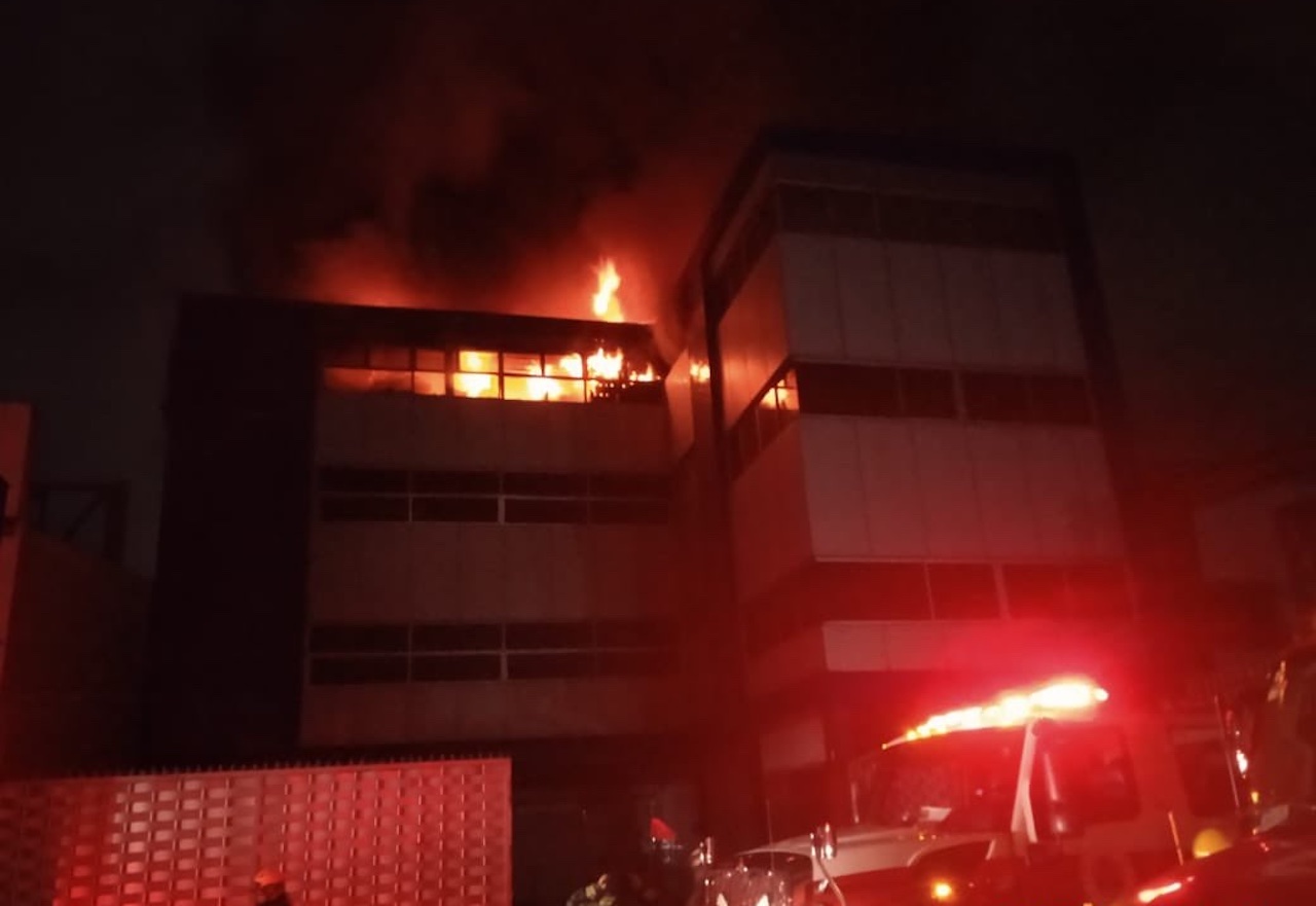 Incendio en Guadalajara: bodega y empresa se queman cerca del Mercado de Abastos