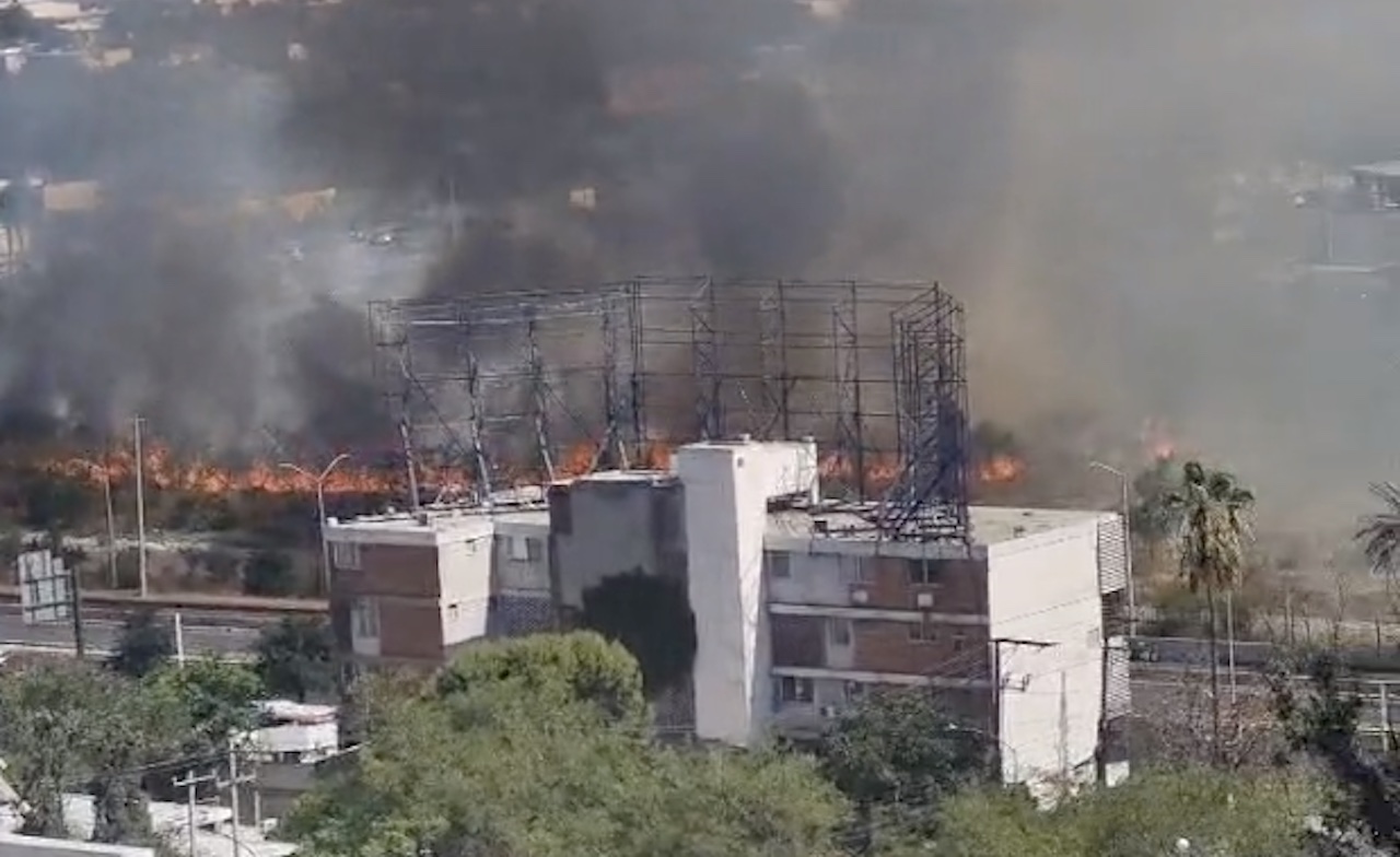 Reportan incendio en el Río Santa Catarina, en Monterrey, Nuevo León